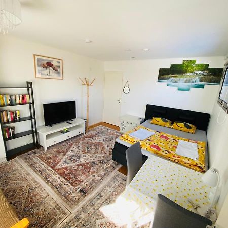 Two Bedrooms,Dining Area And Bathroom With Private Entrance ก็อตกา ภายนอก รูปภาพ