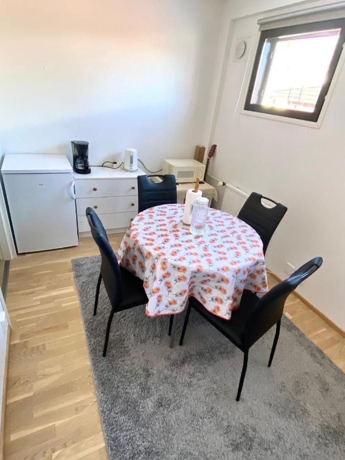 Two Bedrooms,Dining Area And Bathroom With Private Entrance ก็อตกา ภายนอก รูปภาพ