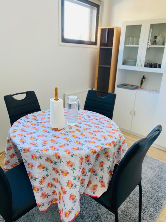 Two Bedrooms,Dining Area And Bathroom With Private Entrance ก็อตกา ภายนอก รูปภาพ